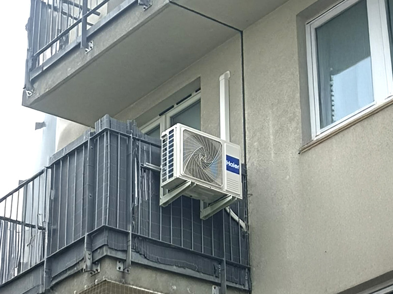 Zamontowana jednostka klimatyzatora na balkonie w Przemyślu